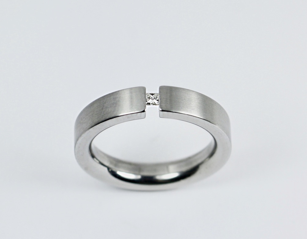 Ring 398 Edelstahl Brillant (VK 350,-€) - unser Angebot abzüglich 35% Aktion